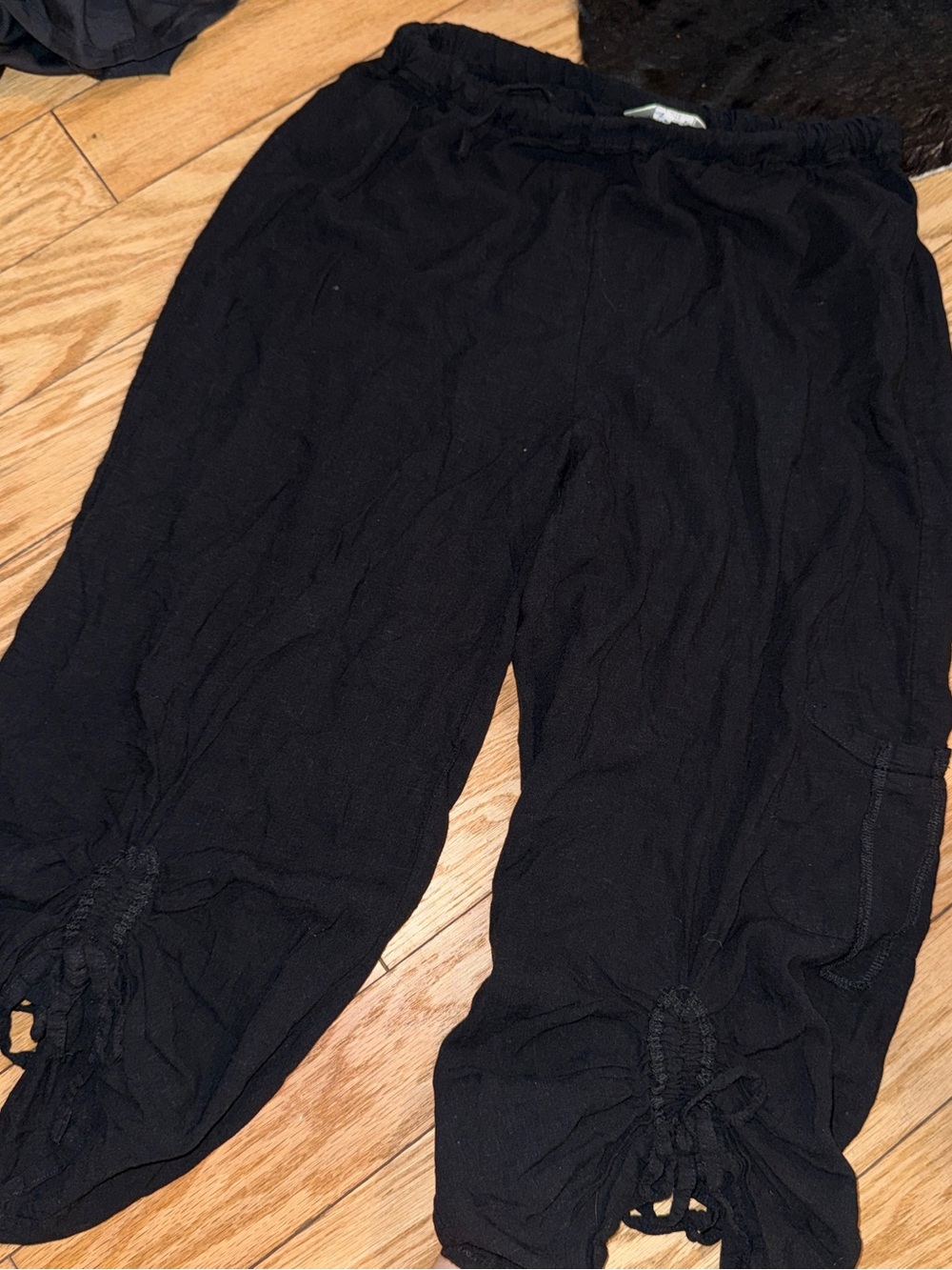 Girls Black Elastic-Waist Capris with Gathered Hem